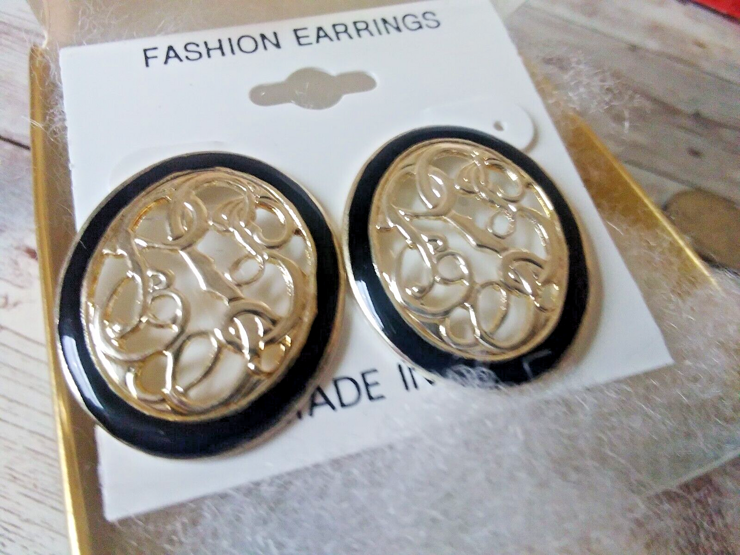 Vintage pierced silver vine earrings measuring 1 inch long
