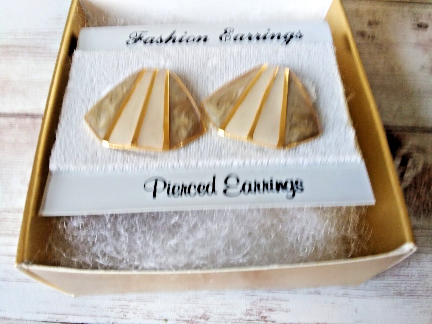 Timeless Vintage Chic: 1980s Shell Design Enamel Earrings