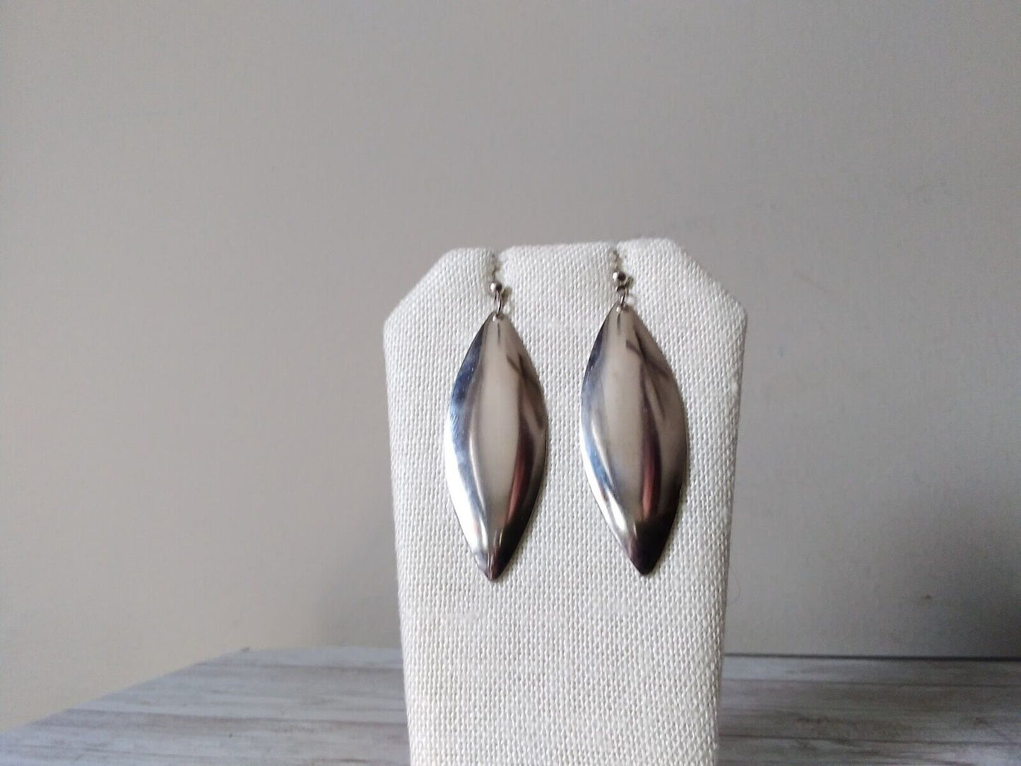 Retro-inspired leaf earrings in silver-plated style