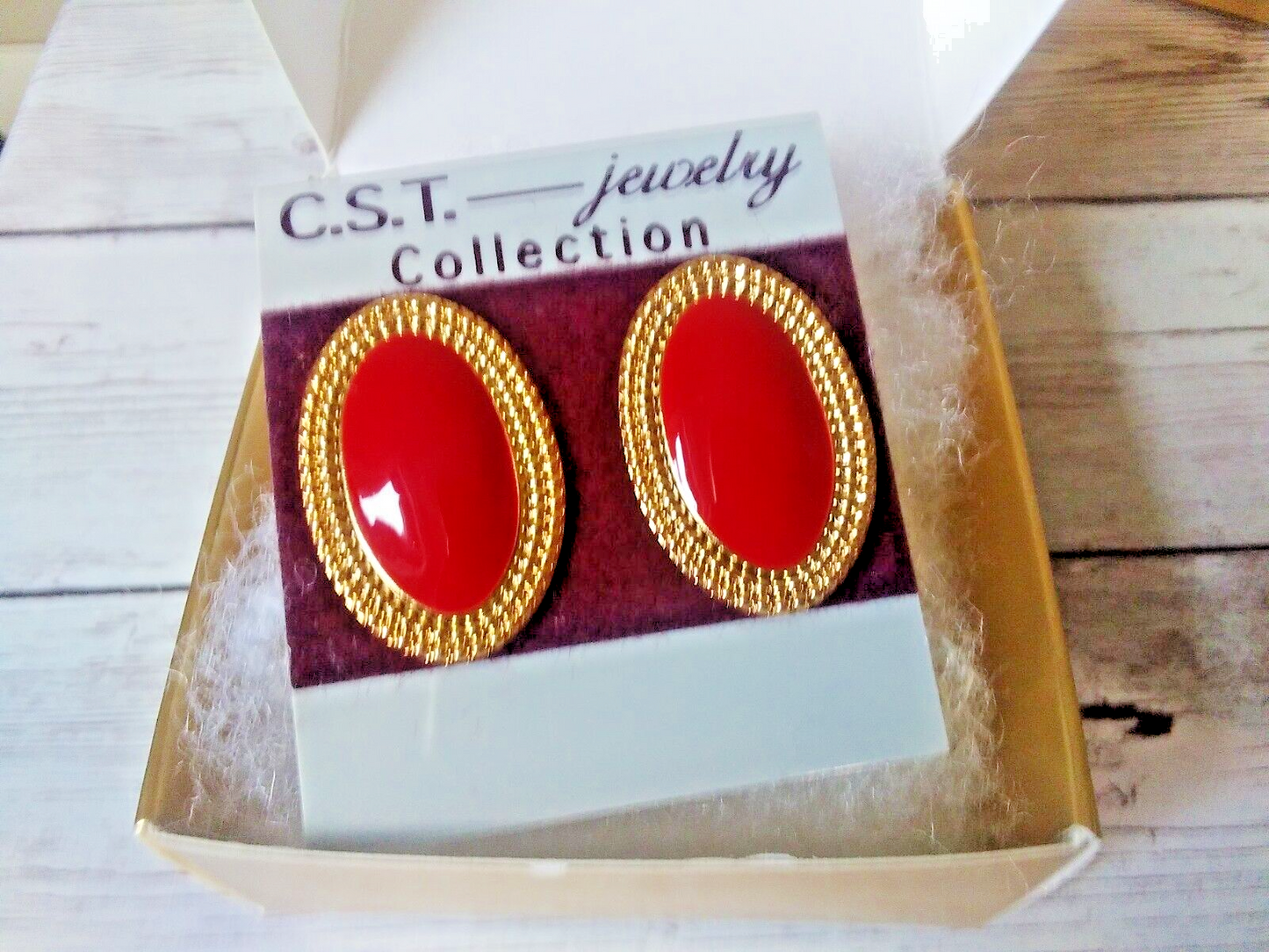 Gold-plated oval earrings with rich red center