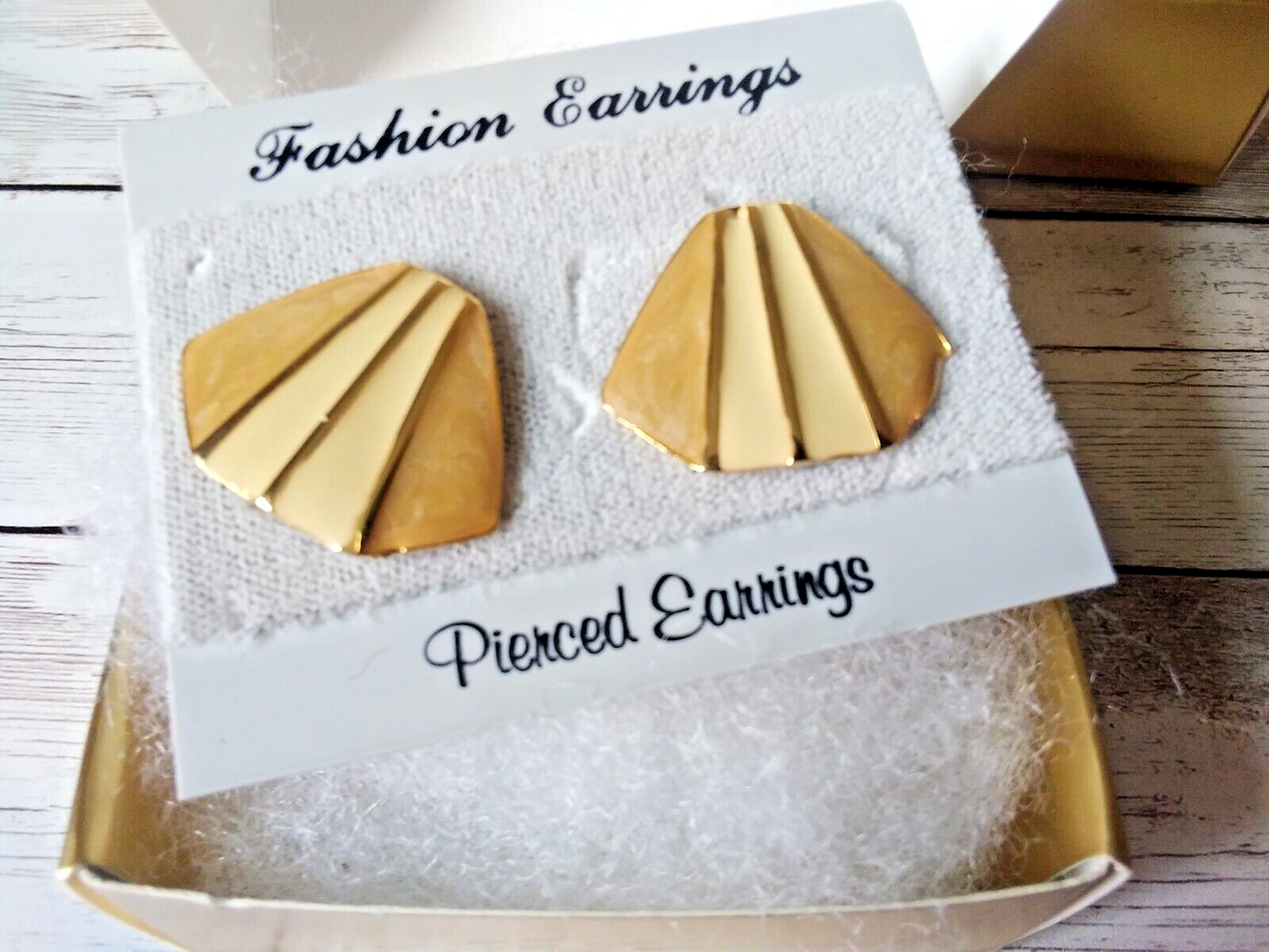 Sandy Shores Glamour: Vintage 1980s Tan Shell Design Earrings