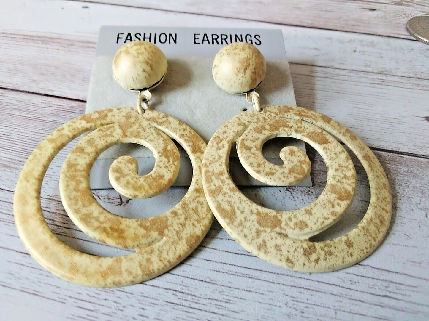 Cosmopolitan 1980s Gold Splattered Off White Swirl Drop Earrings