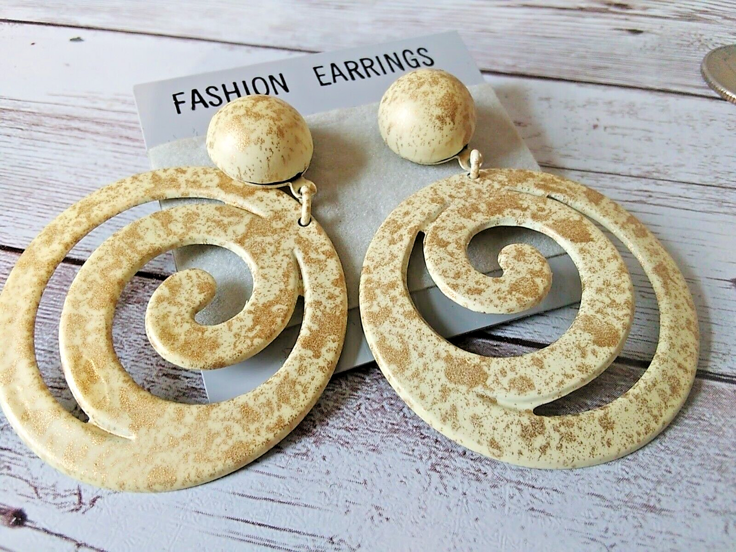 Vintage Cosmopolitan 1980s earrings with gold splatter