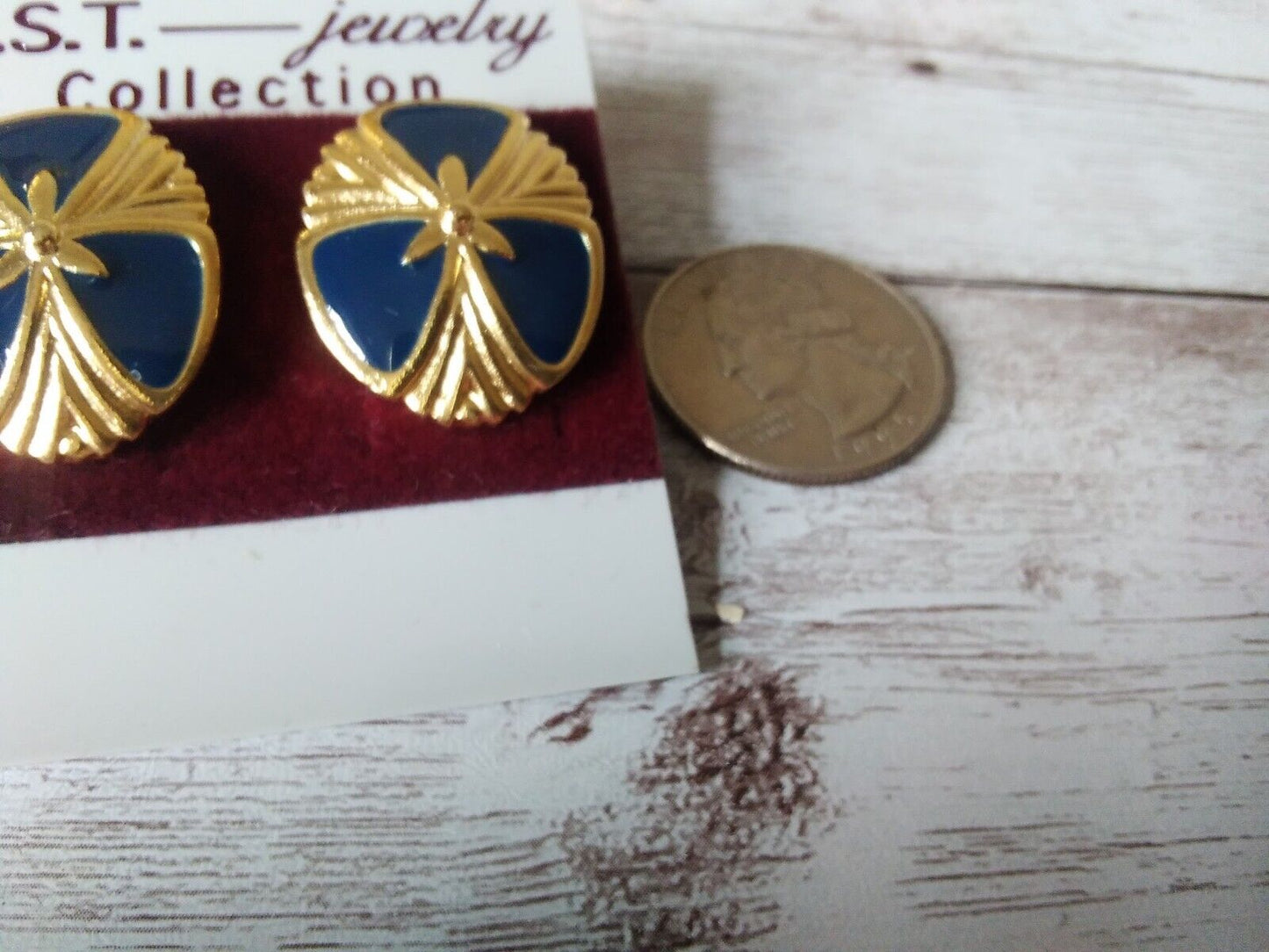 Jetset Elegance: Vintage Sleek Navy Blue and Gold Oval Earrings
