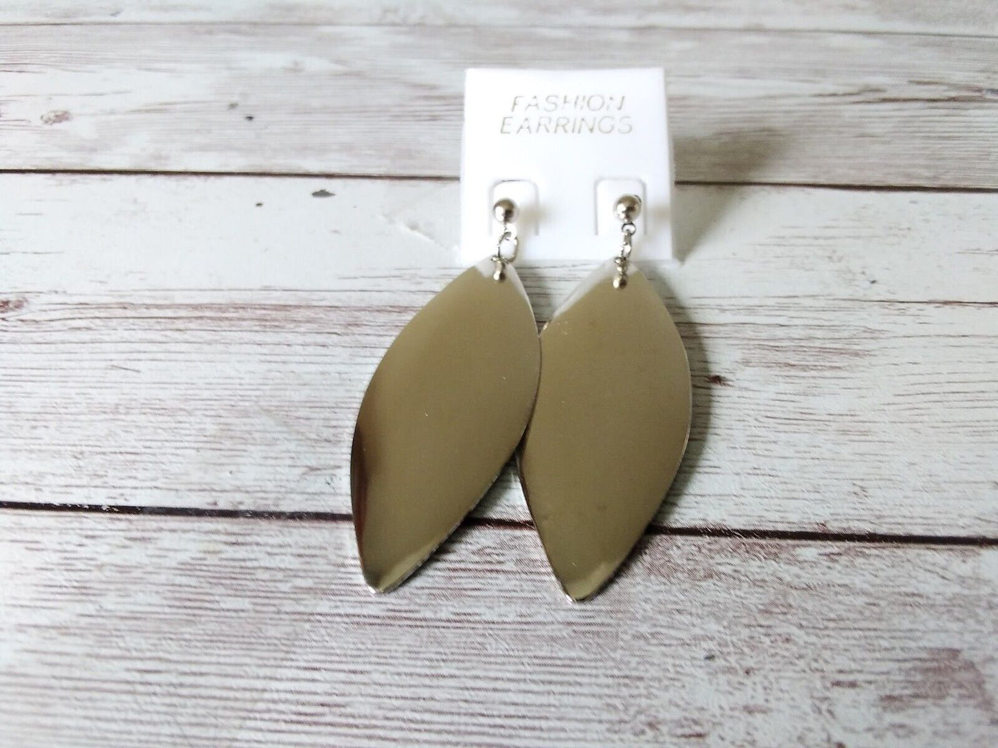 Retro charm leaf-shaped earrings in silver-plated finish