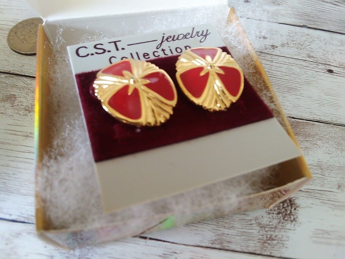 Jetset Elegance: Sleek Vintage Red and Gold Oval Earrings