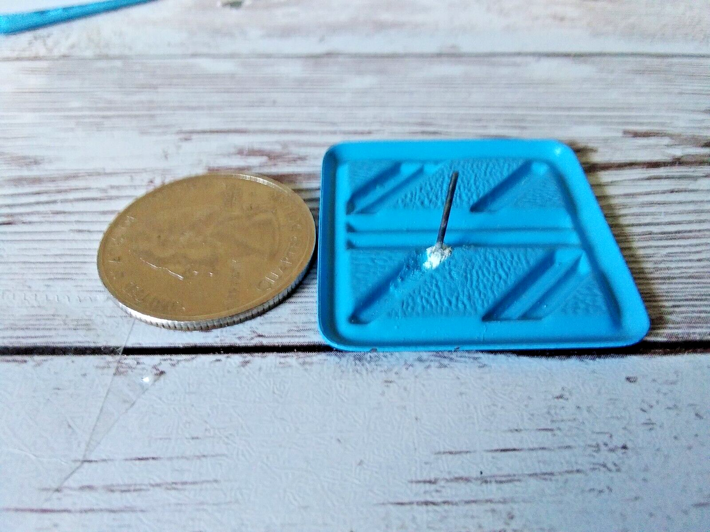 High-quality stainless steel 1980s earrings in blue
