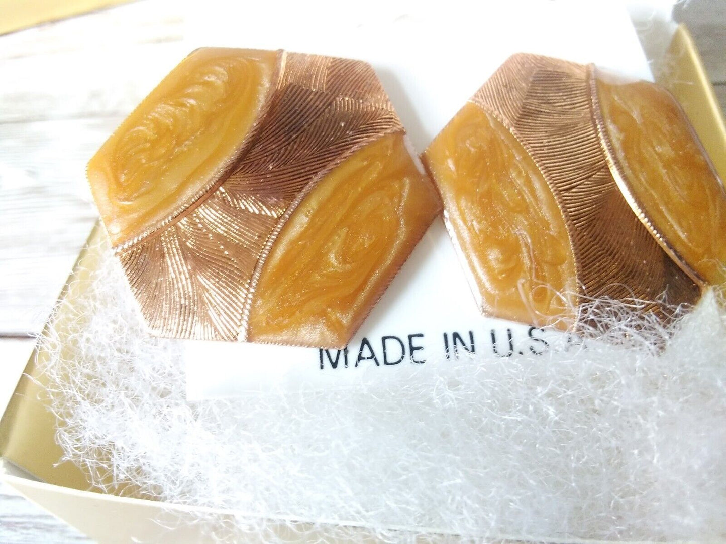 Elegant vintage earrings in gold gift box