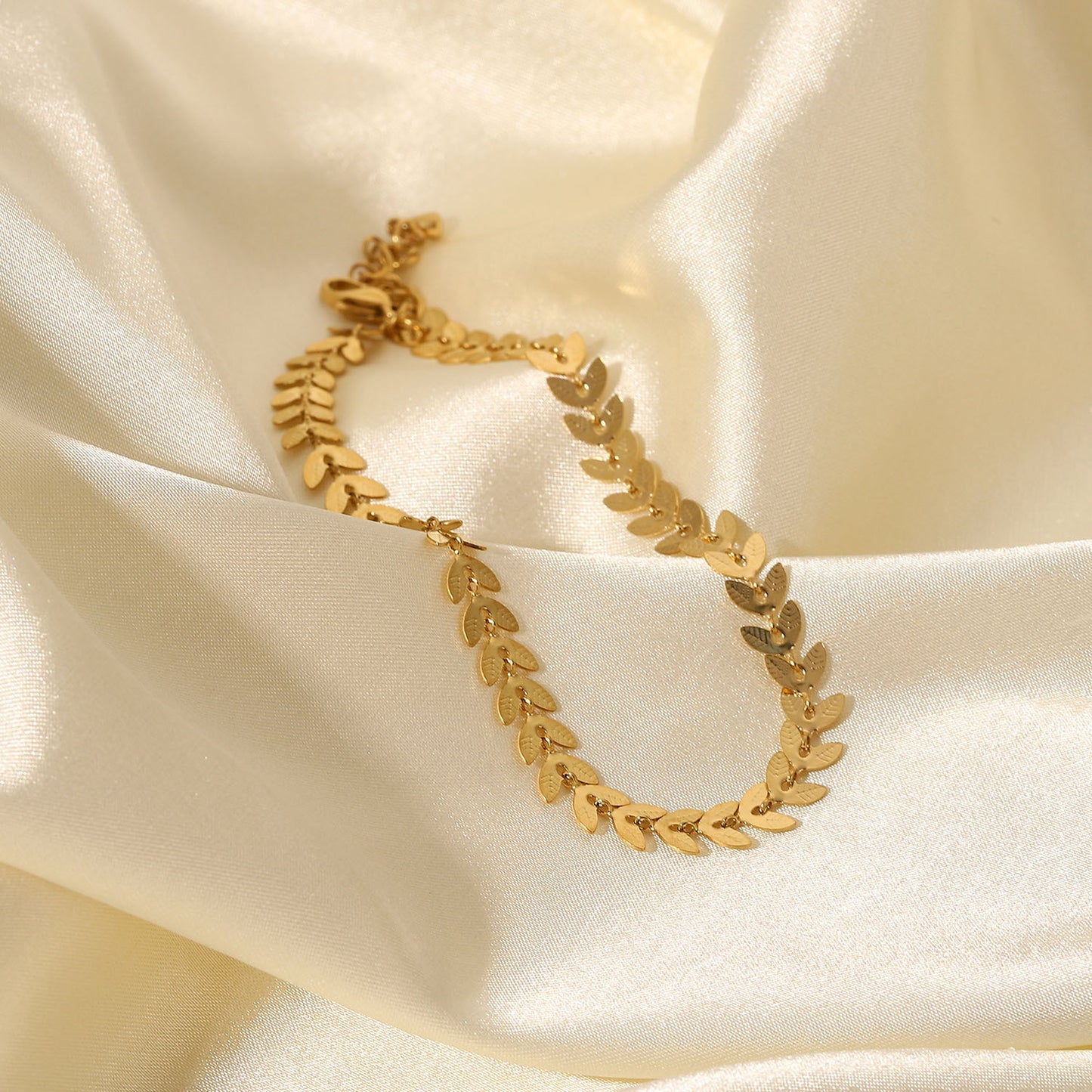 Fashionable 18K Gold Anklet with Leaf Arrow Design