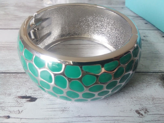 Serpent Sands Splendor: Embossed Turquoise Silver Tone Snake Bangle"