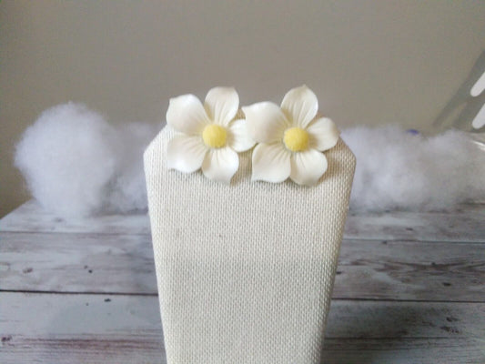 Charming daisy earrings in high-quality resin