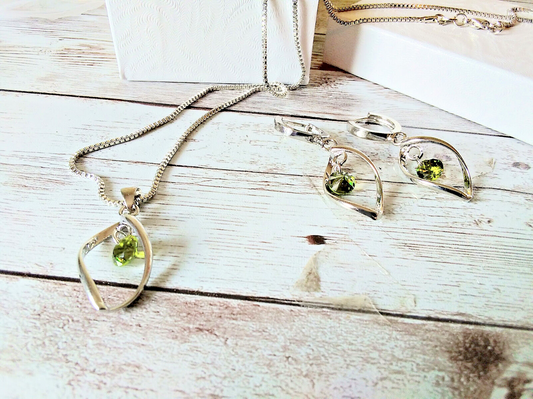 Glistening Green Majesty earring and necklace set with green CZ crystals