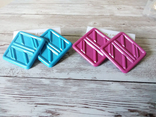 Colorful 1980s earrings in pop pink and bright blue