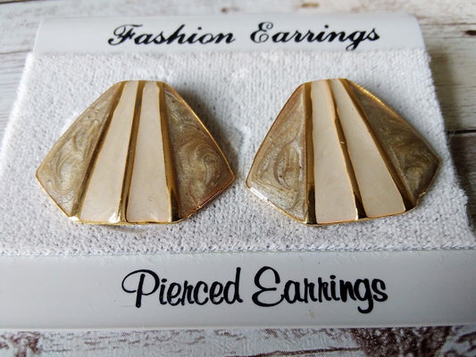 Timeless Vintage Chic: 1980s Shell Design Enamel Earrings