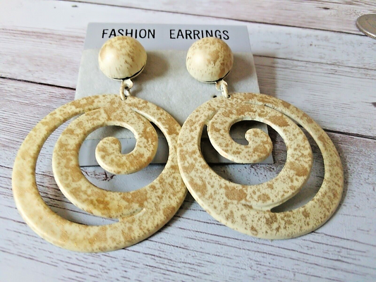 Cosmopolitan 1980s Gold Splattered Off White Swirl Drop Earrings