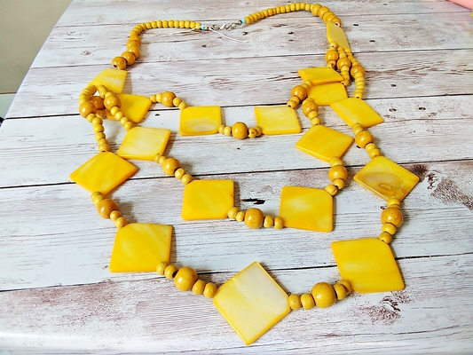 Sun-Kissed Beach Delight: Captivating Natural Materials Yellow Necklace