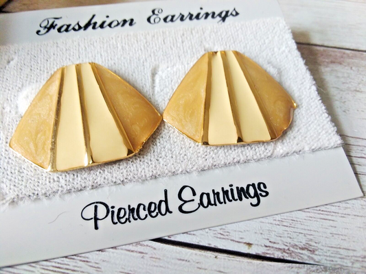 Sandy Shores Glamour: Vintage 1980s Tan Shell Design Earrings