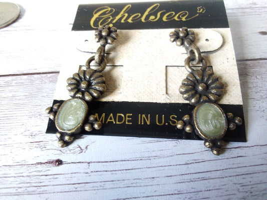 Vintage Botanical Beauty: Authentic 1980s Gold Tone Flower Earrings